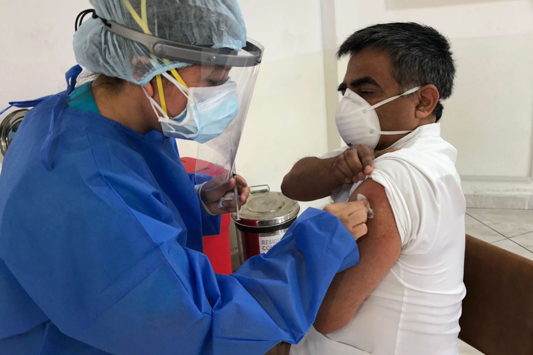 El Perú empezó a vacunar contra el Covid-19 a sus primeros médicos