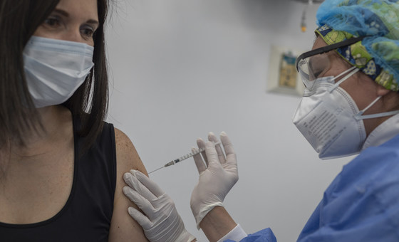  Chile arranca vacunación contra COVID-19 de población sana