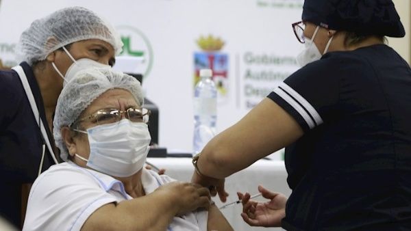 Bolivia inicia vacunación masiva contra el COVID-19 a personas con enfermedades de base