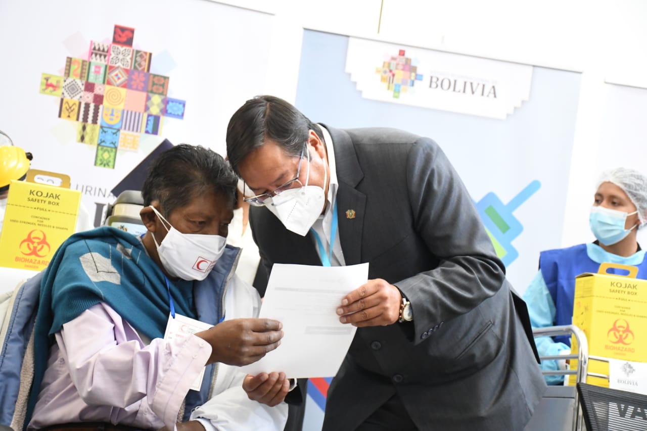 Bolivia distribuye cerca de un millón de dosis de vacuna contra COVID-19