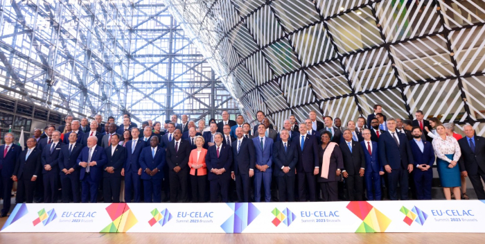 La UE y Celac culminan cumbre con el compromiso de reforzar asociación birregional