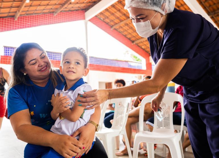 La vacunación infantil en América Latina y el Caribe muestra signos de recuperación, pero sigue peligrosamente rezagada