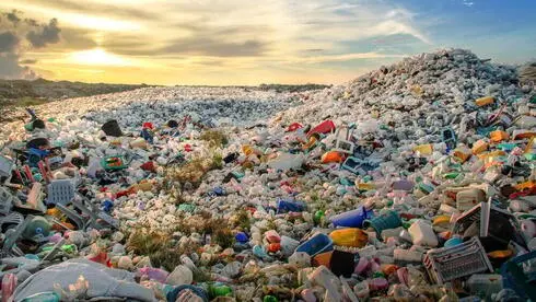 Ecuador presenta un plan para reducir la contaminación por plásticos en un 60 % para 2040