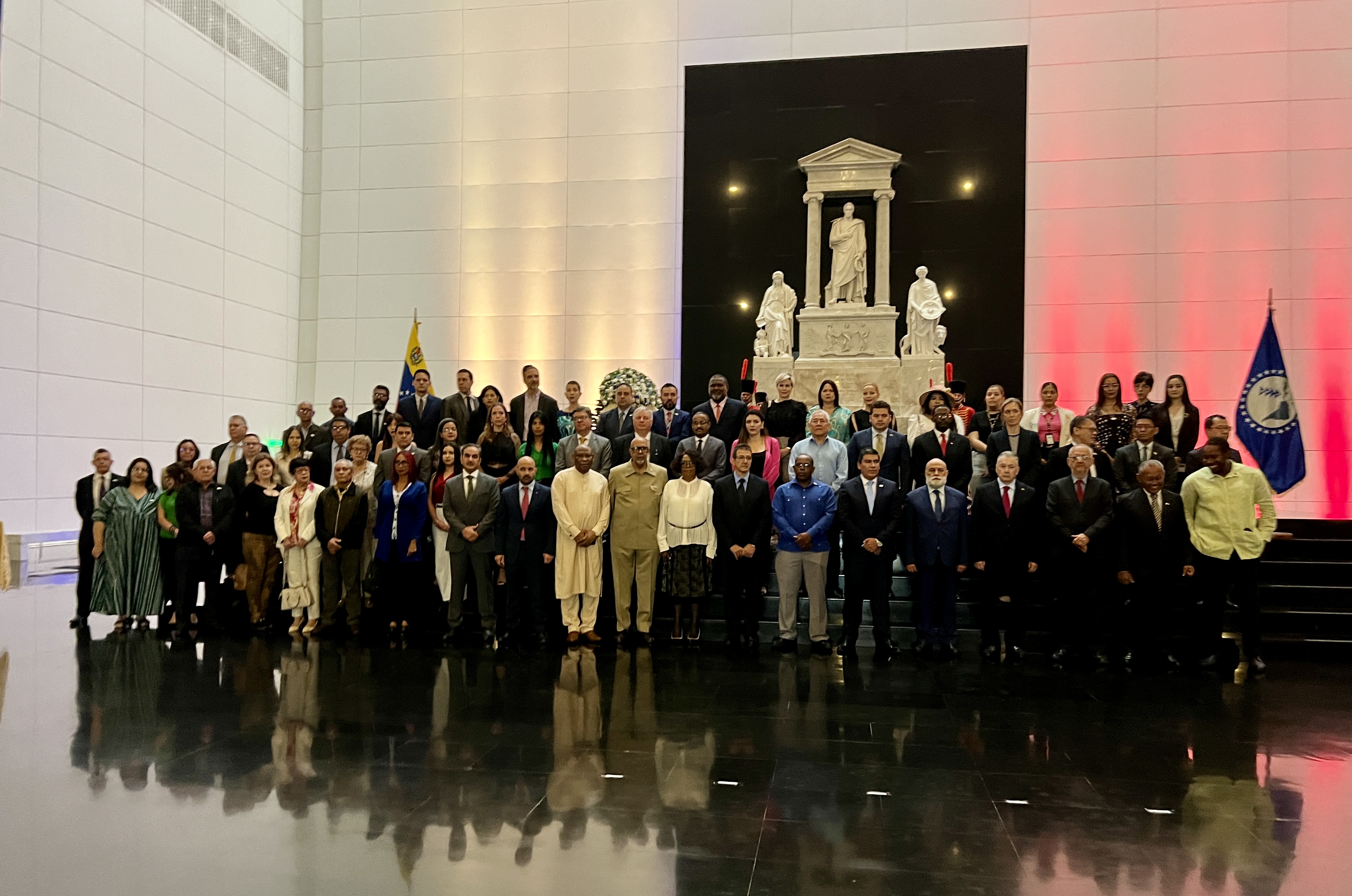 SELA conmemora su 49° aniversario  con ofrenda floral al Libertador Simón Bolívar