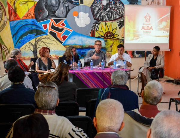 Participantes en el conversatorio por el aniversario 13 de la Alianza Bolivariana para los Pueblos de Nuestra América (ALBA) y 8 de la Casa del ALBA Cultural, efectuado en La Habana, Cuba, el 12 de diciembre de 2017. ACN FOTO/Abel PADRÓN PADILLA