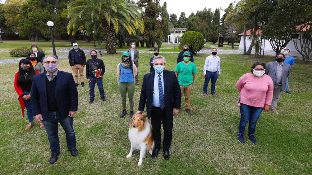 El presidente Alberto Fernández y el ministro de Agricultura, Ganadería y Pesca, Luis Basterra, con representantes del sector de la agricultura familiar