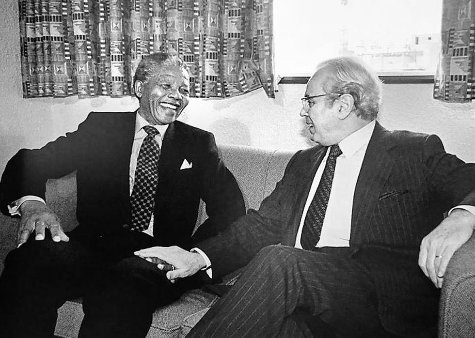 CONTRA EL APARTHEID.  El embajador con Nelson Mandela.  (Agencia)