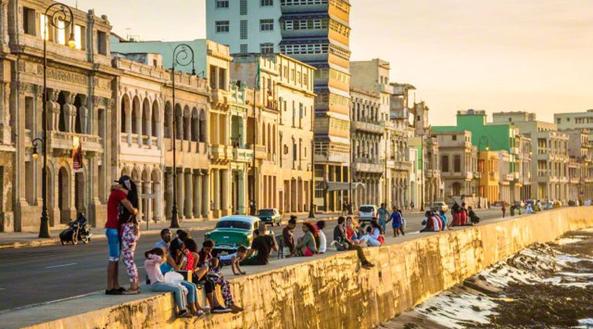 El Malecón -cuba -Corbis