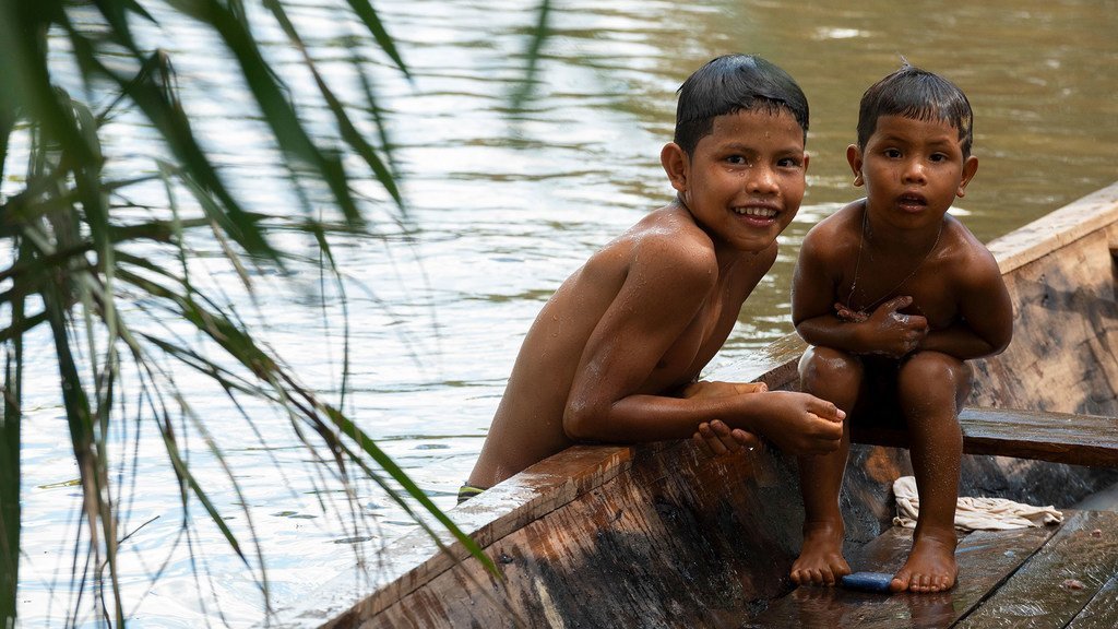 Niños indígenas en el Amazonas.