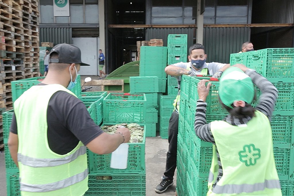 Trabajadores esenciales en el Mercado Central de Buenos Aires durante la pandemia de coronavirus.