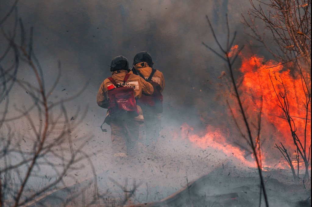 El cambio climático aumenta el riesgo de temperaturas cálidas y secas que puede favorecer los incendios forestales.