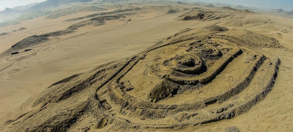 Vista aérea del Templo Fortificado del complejo arqueoastronómico Chankillo, en Perú.