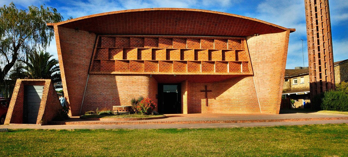 Frente de la fachada de la Iglesia de Atlántida, en Uruguay.