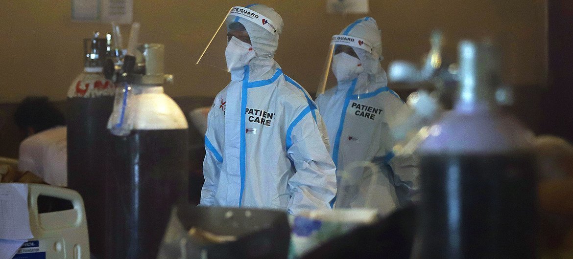 Trabajadores de salud en un pabellón temporal de emergencia de pacientes de COVID-19 en Nueva Delhi, India.