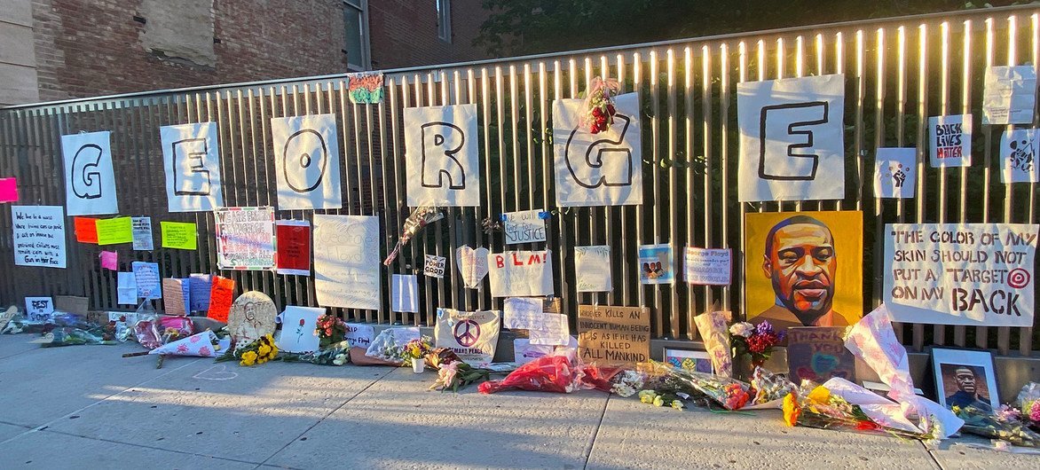 Memorial en recuerdo de Geoge Floyd, un hombre afroamericano que murió en custodia de la policía, en Harlem, Nueva York