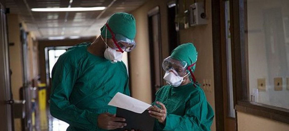 Personal de salud del Instituto de Medicina Tropical Pedro Kourí en La Habana, Cuba