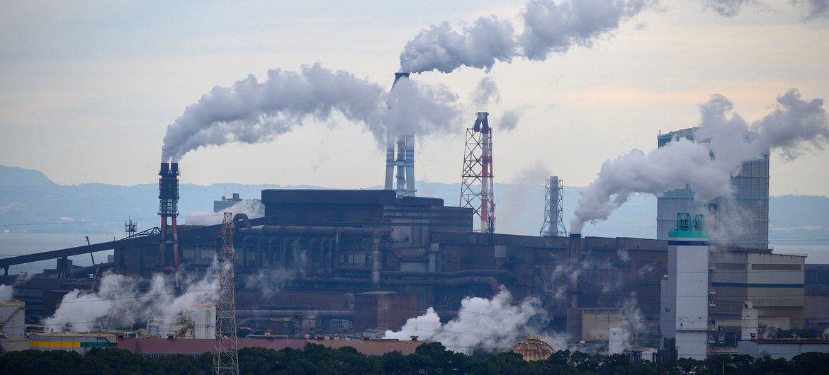 La contaminación atmosférica de las centrales eléctricas alimentadas con carbón está relacionada con el calentamiento global y otras consecuencias perjudiciales para el medio ambiente y la salud pública.