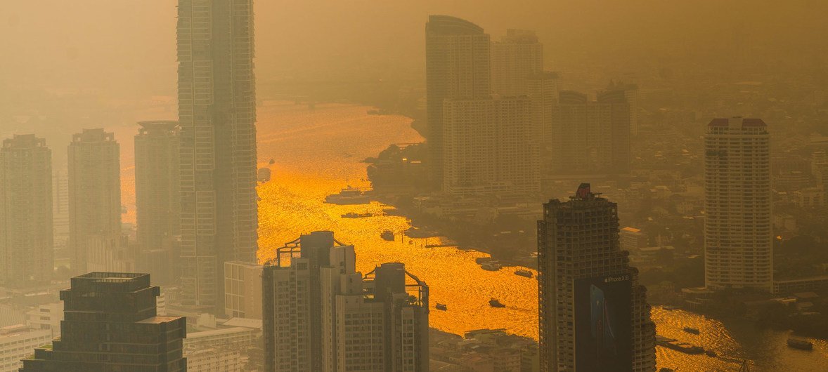 Una capa de polución se ve sobre el río Chao Phraya en Bangkok.