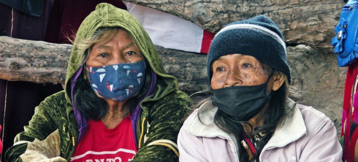 Mujeres indígenas reciben su vacuna de COVID-19 en Boquerón, Paraguay