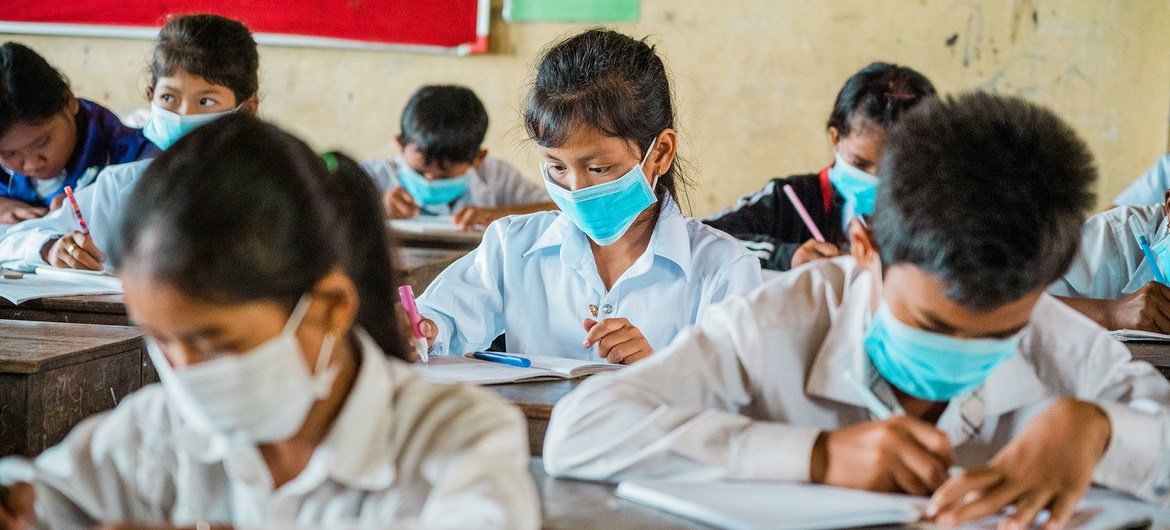 Alumnos en una escuela de Camboya durante la pandemia de COVID-19.