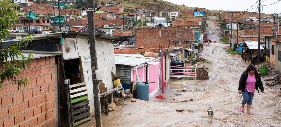 La pandemia ha empujado a millones de personas a la pobreza. En la fobo, el asentamiento irregular Altos de la Florida, en el sur de Bogotá, Colombia. 